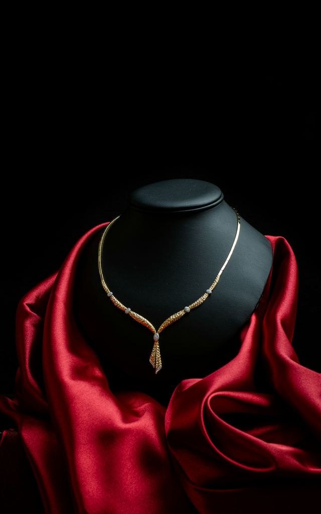 Collar de diamantes sobre un busto de terciopelo rojo