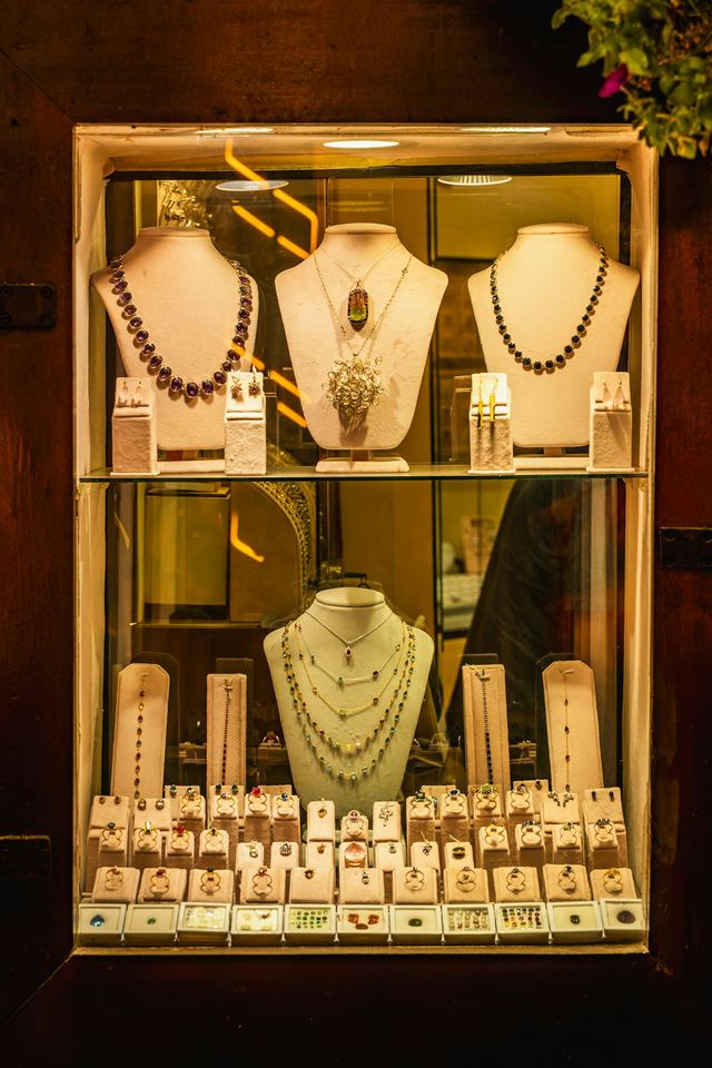 Escaparate de una joyería iluminado de noche